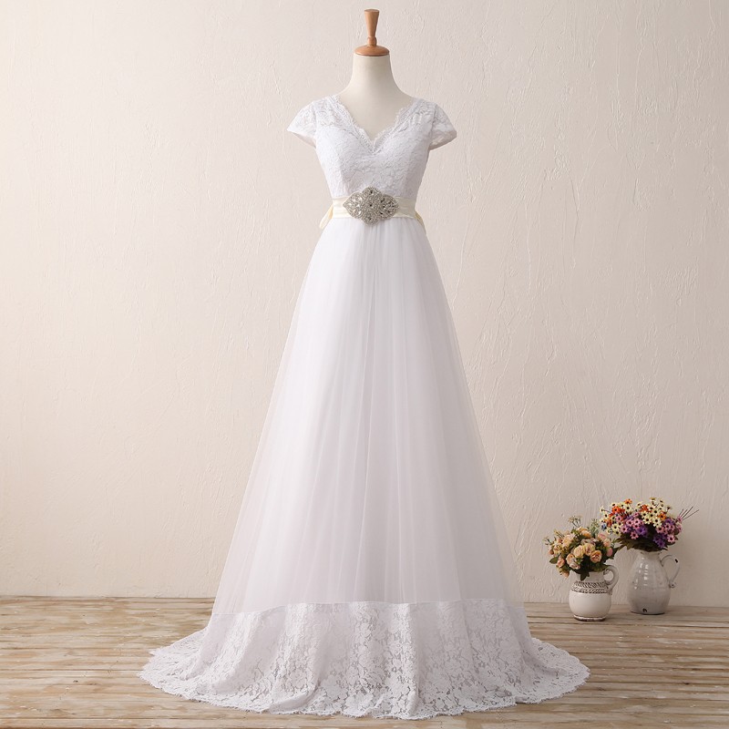 Beautiful Bohemian Wedding Dresses Short Sleeve Lace Applique Bridal Gowns V-Neck Sweep Train with Beading Beach Wedding Dress
