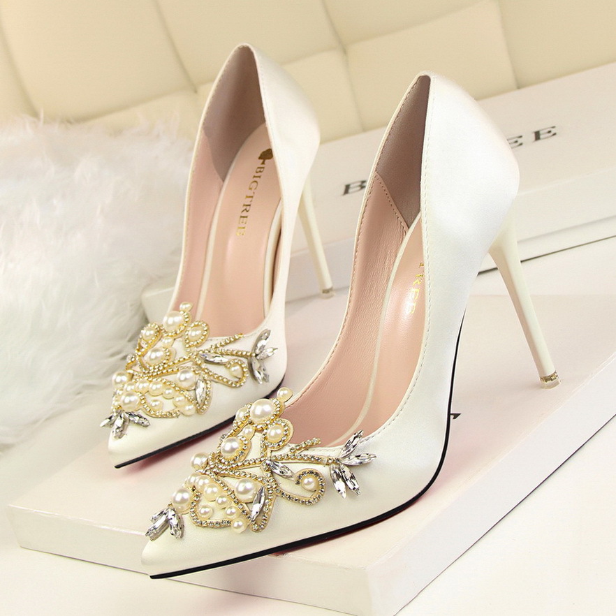 Silk Wedding Shoes With Appliques Crystals Beaded Pointed Toe High